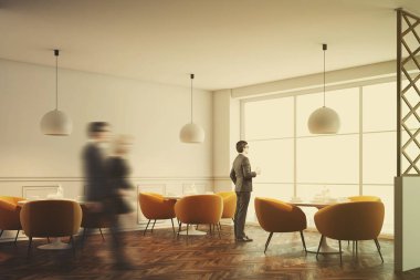 Beyaz Cafe iç, portakal sandalye tonda