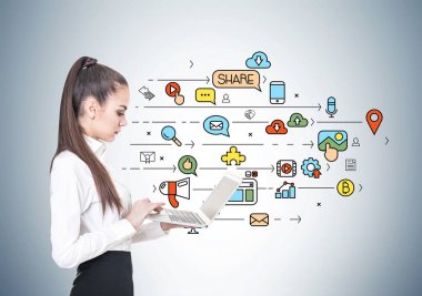 Ciddi genç işkadını, laptop, sosyal medya