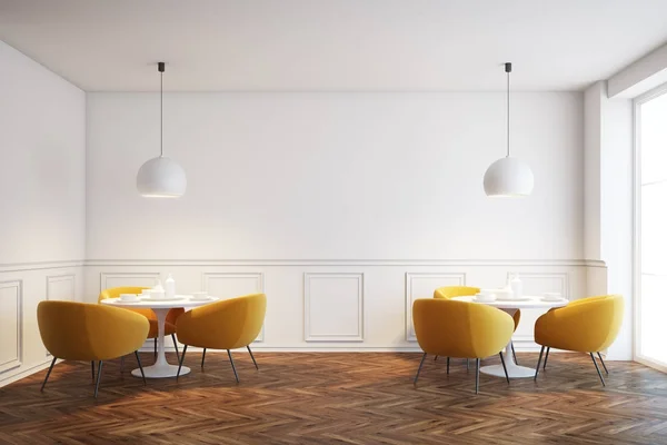 Interior café blanco con sillas naranjas —  Fotos de Stock
