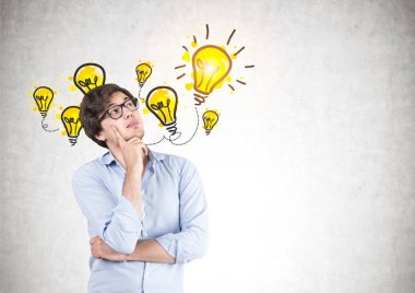 Dalgın genç adam gözlüklü, ampul