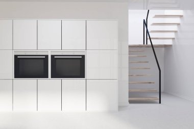 Bir merdiven ile beyaz mutfak