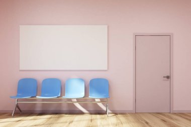 Pembe bekleme odası, mavi sandalye, poster