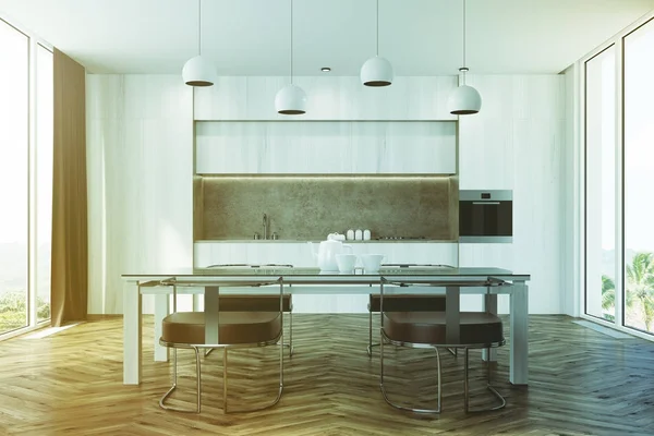 Cozinha branca com uma mesa tonificada — Fotografia de Stock