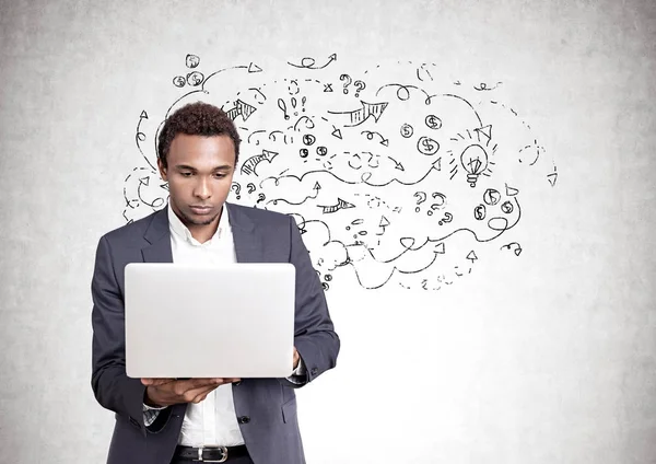 Sério homem afro-americano laptop, setas — Fotografia de Stock