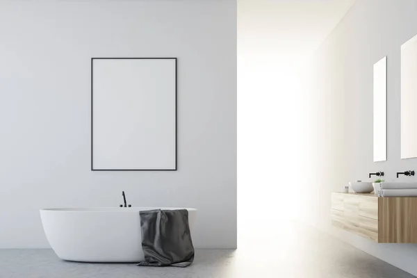 Salle de bain blanche avec affiche — Photo
