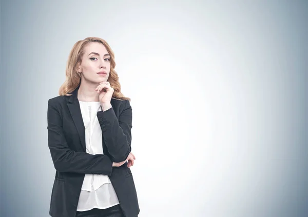 Mujer de negocios pelirroja pensativa, gris —  Fotos de Stock