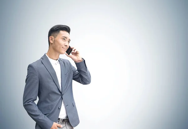 Asiatico uomo d'affari al telefono, grigio — Foto Stock