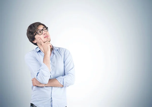 Jeune homme pensif dans des lunettes, gris — Photo