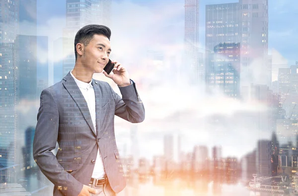 都市の電話でアジア系のビジネスマン — ストック写真