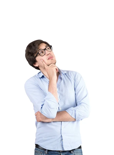 Zamyślony, młody człowiek w okularach, na białym tle — Zdjęcie stockowe