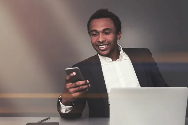 African American man tittar på telefonen — Stockfoto