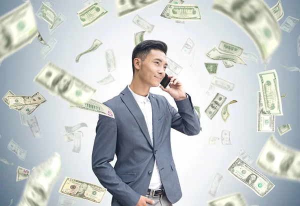 Azjatycki biznes biznesmen na telefon, deszcz Dolar — Zdjęcie stockowe