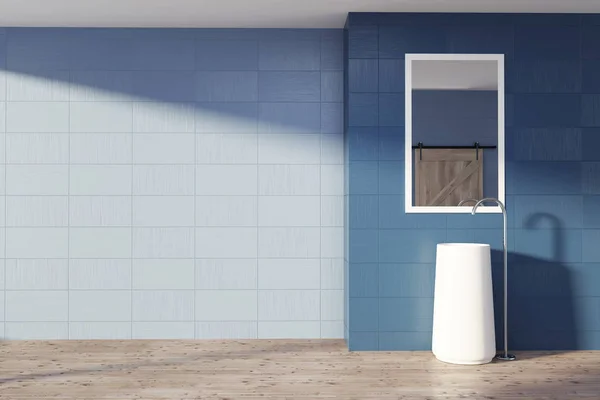 Wnętrze niebieska łazienka, umywalka i lustro — Zdjęcie stockowe