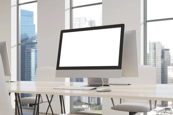 Schermo del computer bianco su una scrivania bianca — Foto Stock