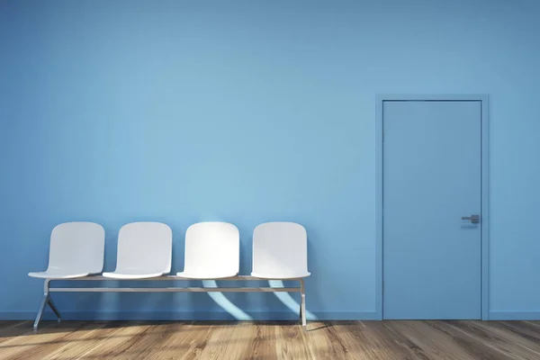 Sala de espera azul, cadeiras brancas — Fotografia de Stock