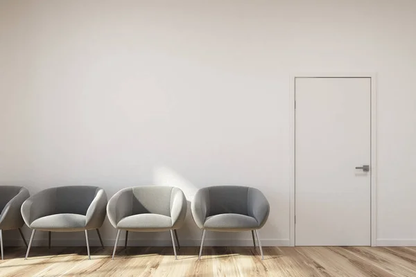 Sala de espera branca, cadeiras cinzentas — Fotografia de Stock