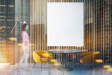 Gri ve ahşap oturma odası, poster sarı tonda