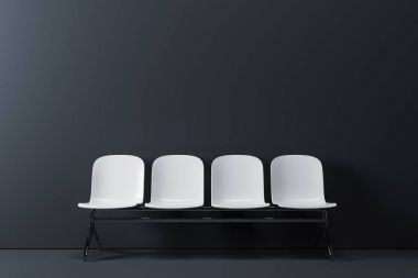 Siyah Oda, beyaz koltukları