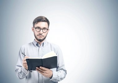 Akıllı genç adam bir planlayıcısı, gri ile