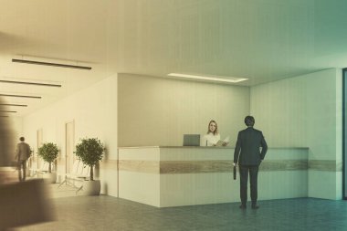 Beyaz ve açık ahşap Resepsiyon yan insanlar