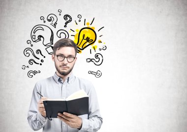 Bir planlayıcısı, fikir ile akıllı genç adam