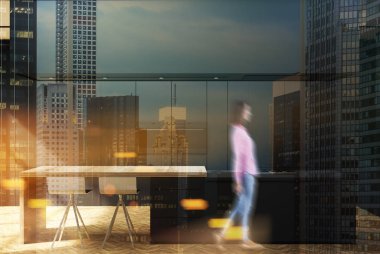 Lüks siyah mutfak tonda, kadın