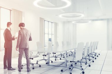 Beyaz konferans oda iç beyaz sandalye insanlar