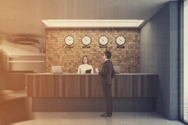 Beyaz ve ahşap Resepsiyon yakın tonda