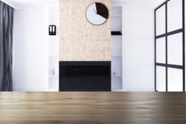 Beyaz oturma odasında şömine ve saat ile bulanıklık