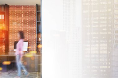 Tuğla ve beyaz ofis, kadın