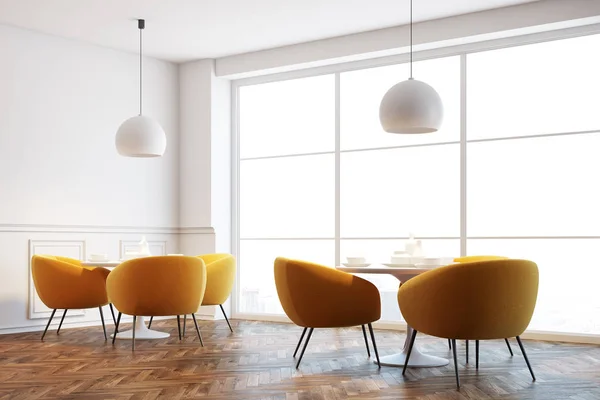 Witte café interieur, oranje stoelen close-up — Stockfoto