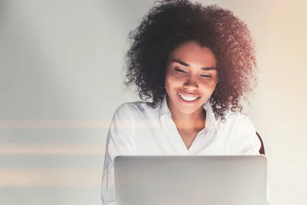 Alegre mujer de negocios afroamericana —  Fotos de Stock