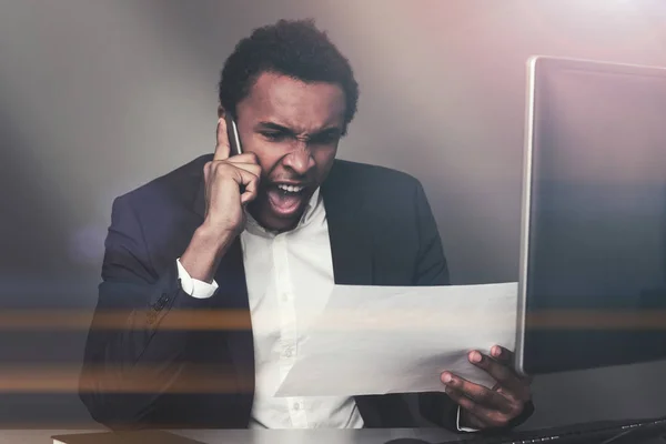 African American man på telefon — Stockfoto