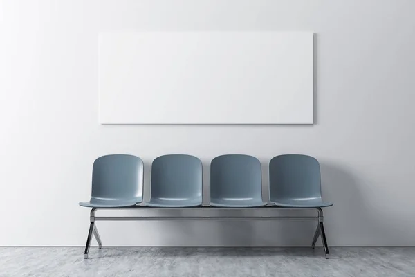 白い部屋、灰色の椅子、ポスター — ストック写真
