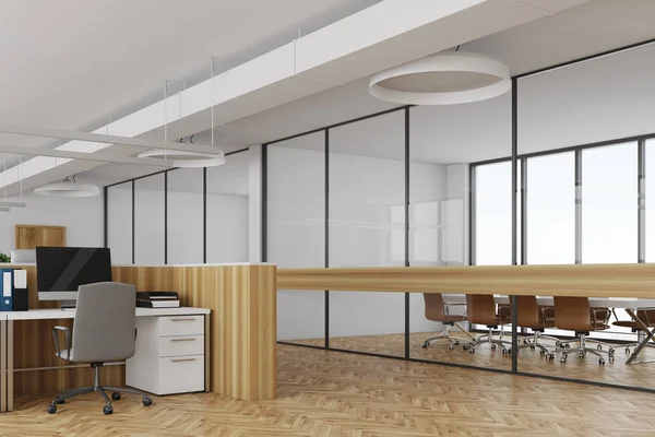 Білий офіс кут дерев'яні столи — стокове фото