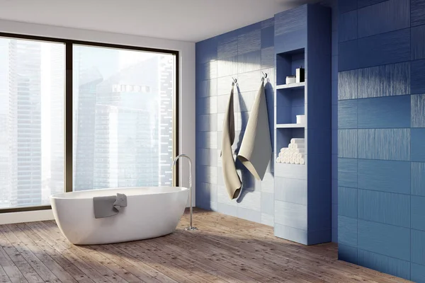 Banheiro azul, banheira branca — Fotografia de Stock