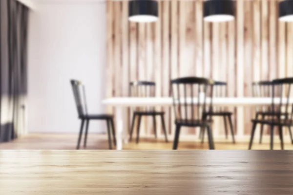 Sala da pranzo bianca e in legno, sedie nere sfocate — Foto Stock