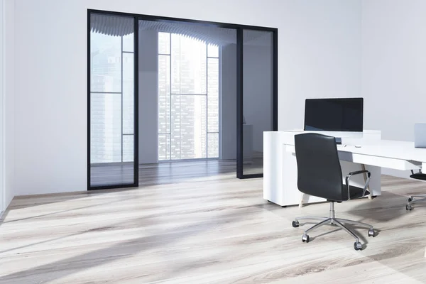 Espaço aberto panorâmico canto do escritório, madeira — Fotografia de Stock