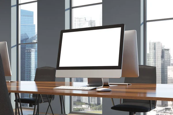 Écran d'ordinateur blanc sur un bureau en bois — Photo