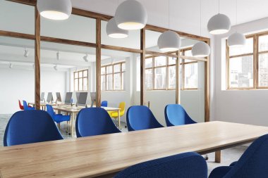 Ahşap masa, mavi sandalye Oda Toplantı