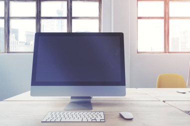 Ahşap Ofis Masaları boş bilgisayar ekranında