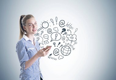 Neşeli sarışın kadın, akıllı telefon, Internet arama