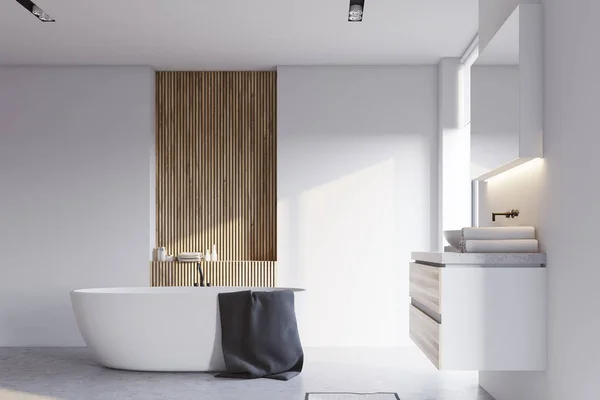 Beyaz ve ahşap banyo, lavabo ve küvet — Stok fotoğraf