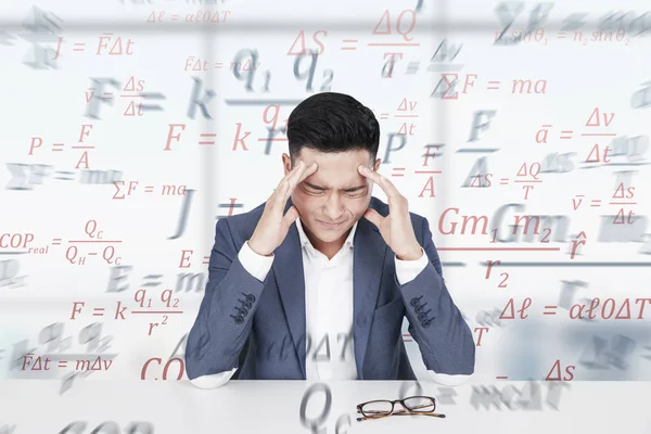 Homem asiático estressado, fórmulas e ciência — Fotografia de Stock