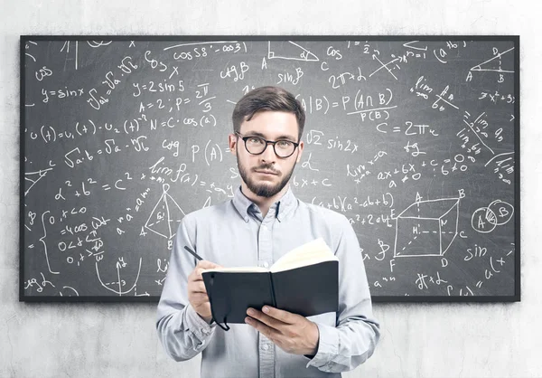 Intelligenter junger Mann mit einem Planer, Wissenschaft — Stockfoto