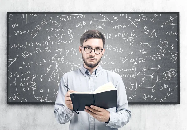 Jovem inteligente com um planejador, ciência — Fotografia de Stock