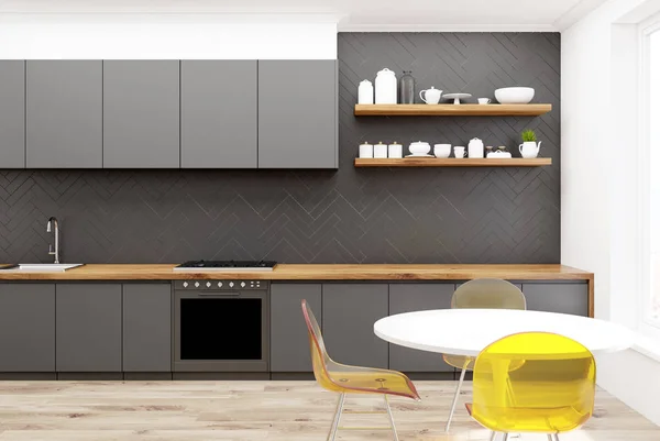 Cozinha de madeira cinza, cadeiras amarelas — Fotografia de Stock