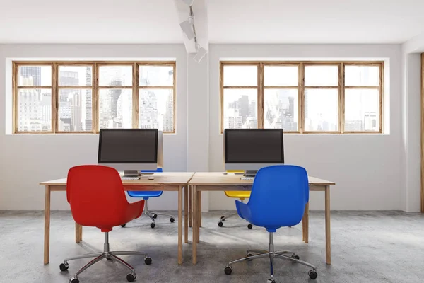 Niebieskie i czerwone krzesła wnętrz biurowych — Zdjęcie stockowe