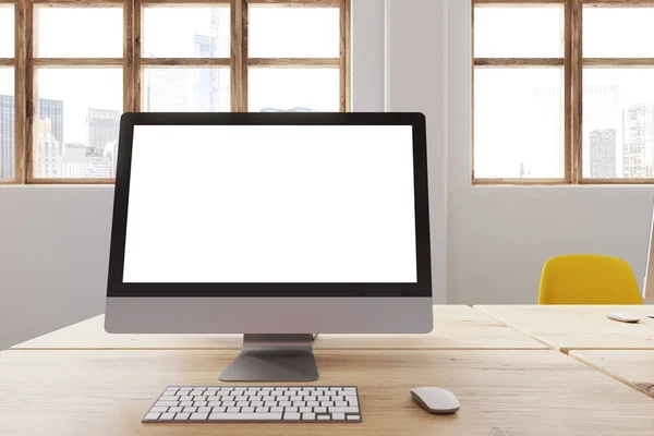 Pantalla de computadora blanca en una mesa de oficina de madera —  Fotos de Stock