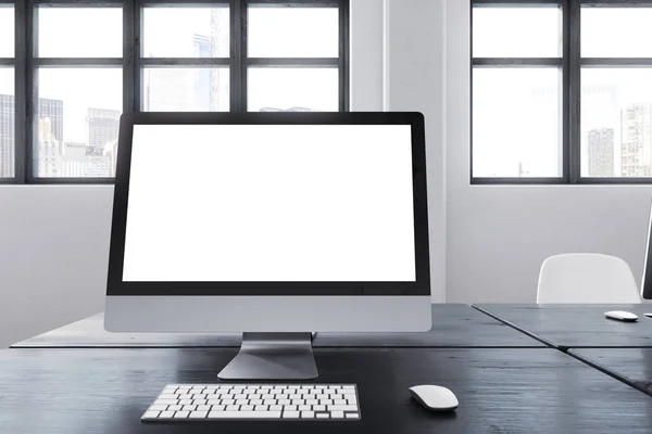 Écran d'ordinateur blanc sur une table de bureau noire — Photo